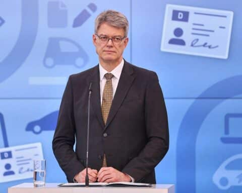 Patrick Schnieder diskutiert die Senkung der Luftverkehrssteuer zur Förderung des Wettbewerbs in Deutschland.