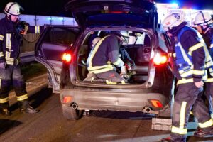 Ein Feuerwehrteam rettet eine Person aus einem verunfallten Fahrzeug in Dortmund.
