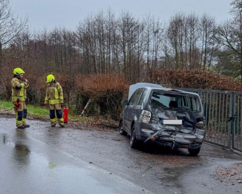 Verkehrsunfall auf der Paderborner Straße mit Einsatzkräften und beschädigten Fahrzeugen.