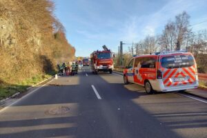 Verkehrsunfall mit drei beschädigten Pkw und Rettungsdienst in Herdecke auf Gederner Straße.