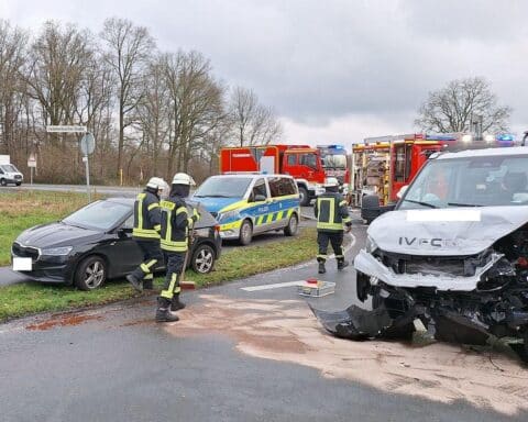 Verkehrsunfall mit verletzter Person, Feuerwehr sichert Einsatzstelle und beseitigt ausgelaufene Betriebsmittel.