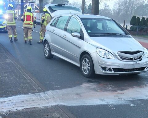 Verkehrsunfall: beschädigte Autos, ausgetretene Betriebsstoffe, Polizei und Feuerwehr im Einsatz.