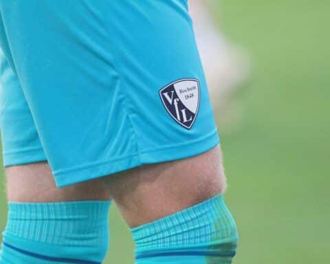 VfL Bochum-Spieler in Aktion, Innenverteidiger Philipp Strompf aufgrund Roter Karte gesperrt.