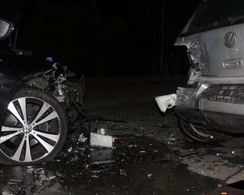 Vier beschädigte Autos nach einem Unfall, Polizei anwesend, leicht verletzter Beifahrer.