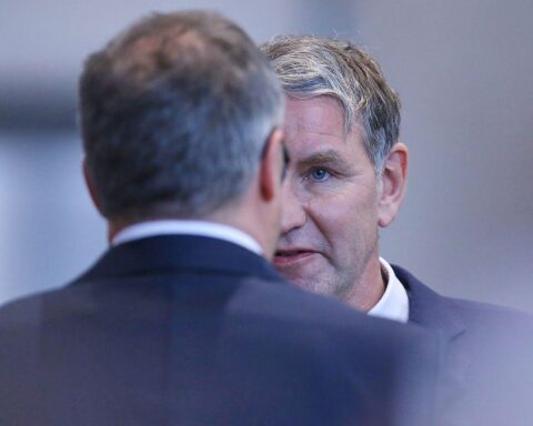 Mario Voigt und Björn Höcke im Dialog, symbolisieren politische Spannungen in Thüringen.