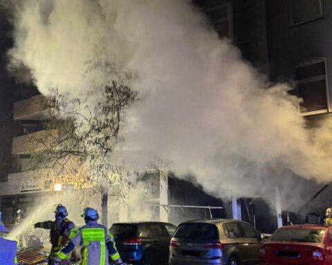 Vollbrand in Imbiss, Feuerwehr rettet elf Personen, darunter vier Kinder, in Gladbeck.
