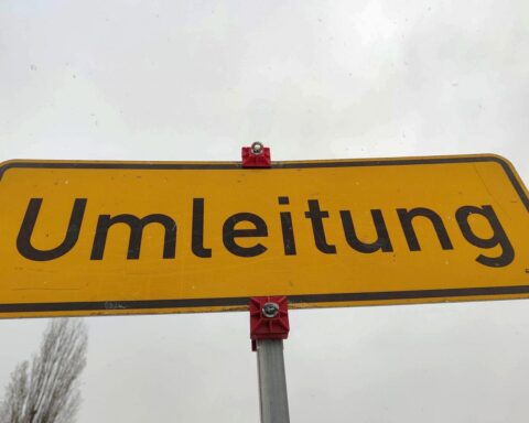 Umleitungsschild an einer Baustelle auf der Landesstraße 87 zwischen Belm und Icker.