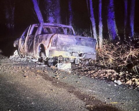 Abgebranntes Auto nach LPG-Brand, Feuerwehr im Einsatz, Nachtaufnahmen, Sicherheitsmaßnahmen sichtbar.