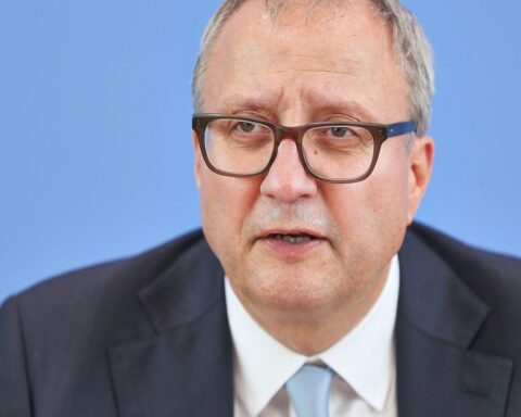 Andreas Voßkuhle diskutiert Klarnamenpflicht im Internet zur Verbesserung der Diskurskultur und öffentlichen Diskussionen.