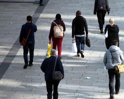 Menschen in einer Fußgängerzone, unterschiedliche Altersgruppen, regionale Bevölkerungsentwicklung in Deutschland.