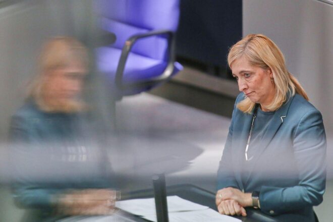 Warken beklagt Pöbeleien der AfD gegen weibliche Abgeordnete