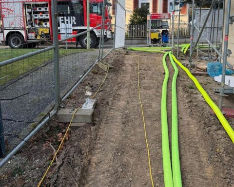 Feuerwehrkräfte pumpen Wasser aus überfluteter Tiefgarage nach massive Rohrbruch in Essen.