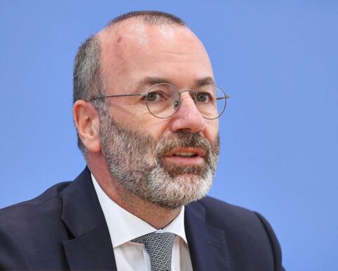 Manfred Weber fordert Nutzung russischer Vermögen zur Unterstützung der Ukraine und Stärkung Europas.