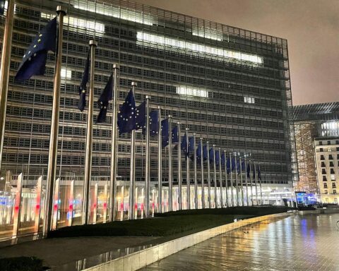 Manfred Weber verteidigt EU-Unterstützung für die Ukraine, wichtiges finanzielles und moralisches Signal.