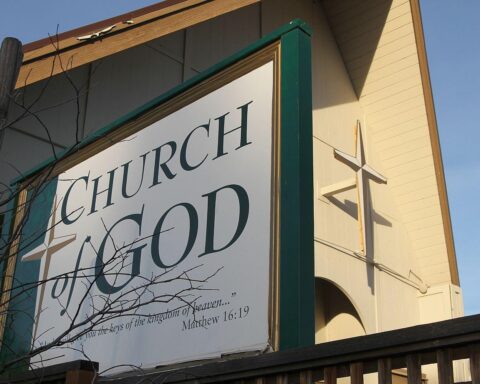 Bild einer Kirche, überlagert von politischen Symbolen, die den Missbrauch von Religion verdeutlichen.