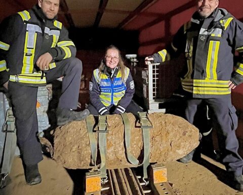 Kölner Stadtteil Klettenberg: Entschärfung einer Weltkriegsbombe, evakuierte Anwohner, Einsatzkräfte vor Ort.