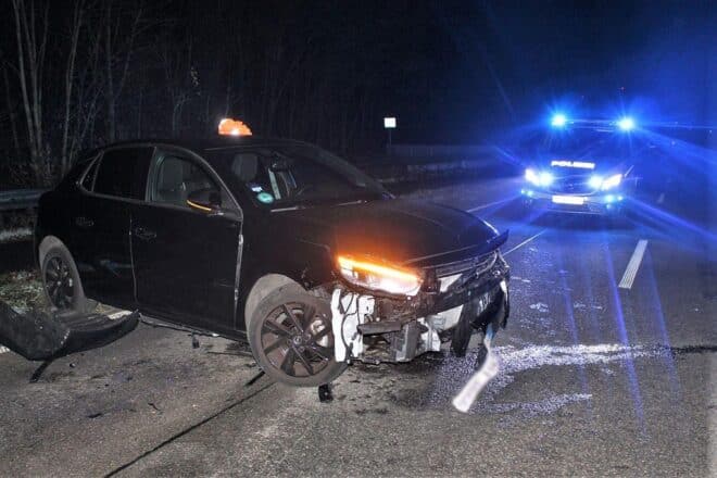 Wendemanöver auf Landstraße führt zu Unfall bei Grevenbroich
