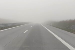 Nebel auf Autobahn, frostige Temperaturen, Hochdruck, wechselndes Wetter in Baden-Württemberg.