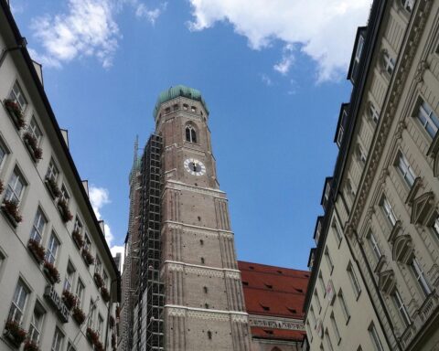 Motiv: Frauenkirche in München, blauer Himmel, sonniges Wetter, winterliche Szenerie, frostige Temperaturen.