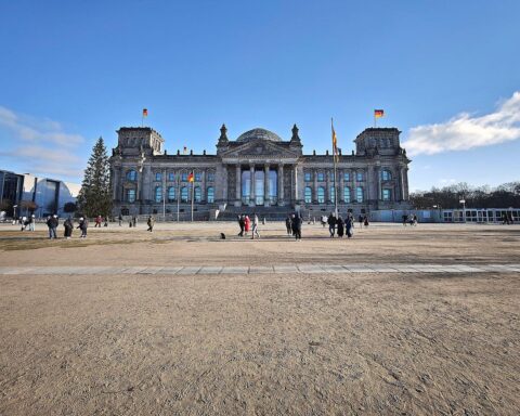 Frostiger Berliner Tag mit klarem Himmel und Sonne über dem Deutschen Bundestag.