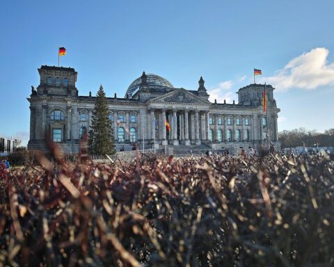 Sonniger winterlicher Tag in Berlin, Bundestag im Hintergrund, klare Himmel, frostige Temperaturen.