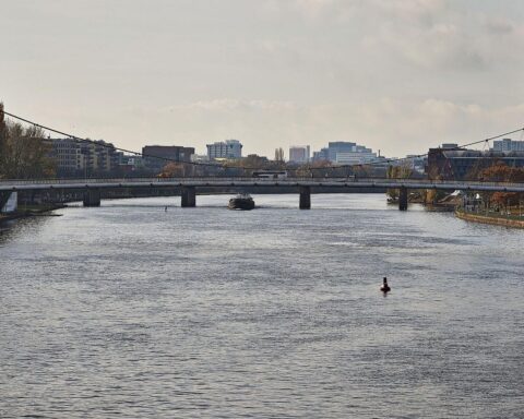 Wechselhaftes Wetter in Hessen: Nebel, Wolken, milde Temperaturen, friedliche Brückenlandschaft.