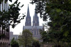 Kölner Dom vor trüben Herbsthimmel, symbolisiert mildes, nebliges Wetter in Nordrhein-Westfalen.
