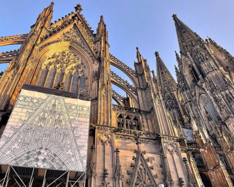 Sonniger Wintertag mit Kölner Dom, Temperaturen zwischen 0 und +4 Grad, leicht bewölkt.