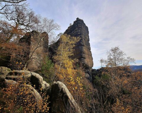 Stark bewölkter Himmel über der Sächsischen Schweiz, möglicherweise mit leichten Schneeflocken.