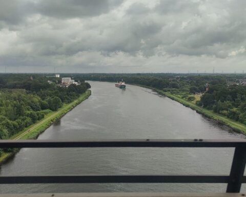 Wechselhaftes Wetter mit Wolken, Regen und milden Temperaturen am Nord-Ostsee-Kanal.