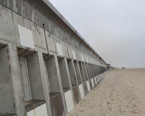 Wasserschutzanlage auf Sylt bei trübem, nebligem Wetter und milden Temperaturen.
