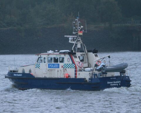 Polizeiboot im Hamburger Hafen, kalter, trockener Weihnachtstag, frostige Temperaturen, heiteres Wetter.