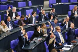 CDU/CSU-Bundestagsabgeordnete diskutieren über Rentenpaket und mögliche Kompromisse vor Abstimmung.