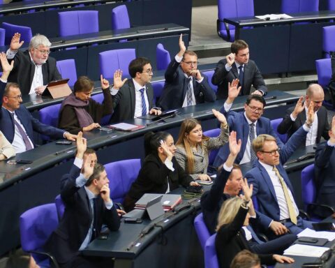 CDU/CSU-Bundestagsabgeordnete diskutieren über Rentenpaket und mögliche Kompromisse vor Abstimmung.