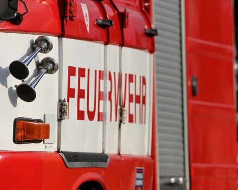 Brennende Mülltonnen am Comenius Gymnasium in Datteln, Feuerwehr im Einsatz zur Brandbekämpfung.