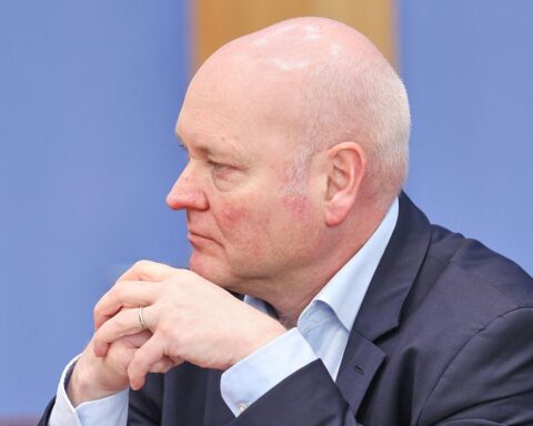 Achim Truger warnt vor vorzeitiger Körperschaftsteuersenkung; kritisiert Feiertagsstreich zur Konjunkturankurbelung.