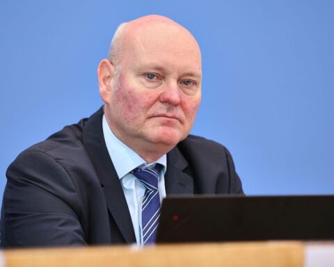 Achim Truger diskutiert Rente, betont Stabilität und kritisiert übertriebene Debatten.