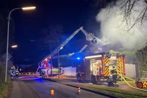 Brand im Wohnhaus in Leichlingen-Witzhelden, Feuerwehr im Einsatz, starkes Rauchaufkommen sichtbar.