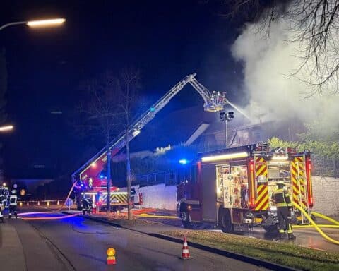 Brand im Wohnhaus in Leichlingen-Witzhelden, Feuerwehr im Einsatz, starkes Rauchaufkommen sichtbar.