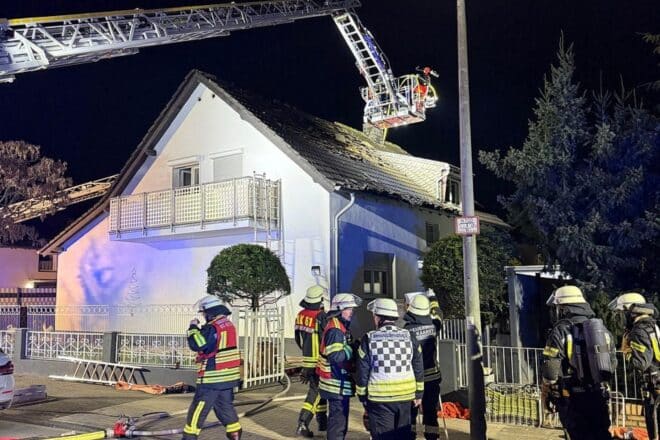 Wohnungsbrand in Kaarst greift auf Dachstuhl über – Elf Personen gerettet