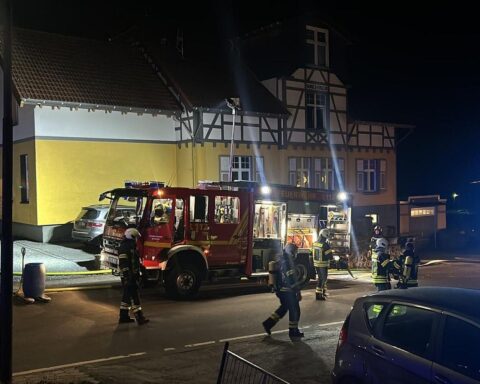 Feuerwehr löscht Brand in Mehrfamilienhaus; Bewohner evakuiert, keine Verletzten.