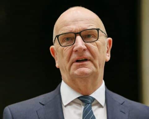 Dietmar Woidke spricht zur deutschen Wirtschaft über Patriotismus und Stahlindustrie-Maßnahmen.