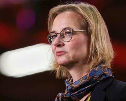 Politikerinnen diskutieren neue Schuldenaufnahme für öffentliche Haushalte in Thüringen und Sachsen.