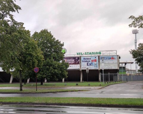 Volkswagen Arena in Wolfsburg, Austragungsort der UEFA Women's EURO 2029, feierliche Stimmung.