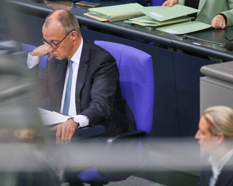 Merz und Weidel diskutieren über Umfrageergebnisse und politische Zusammenarbeit im Bundestag.