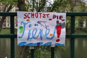 Tierschutz-Plakat mit Botschaft zur Reduzierung von Versuchstieren in Forschung und Wissenschaft.