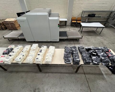 Zollbeamte beschlagnahmten 600 gefälschte Mützen bei Kontrolle eines Reisebusses.