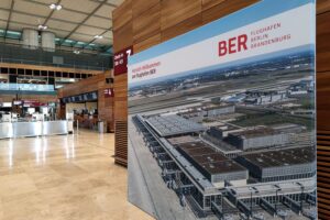 Zollbeamte am Flughafen BER mit Koffern voller Cannabis, Ermittlungen im Gange.