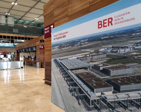 Zollbeamte am Flughafen BER mit Koffern voller Cannabis, Ermittlungen im Gange.