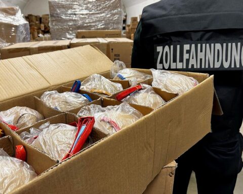 Zoll beschlagnahmt über 200 Kugelbomben bei Durchsuchung in Günzburg, illegale Pyrotechnik entdeckt.